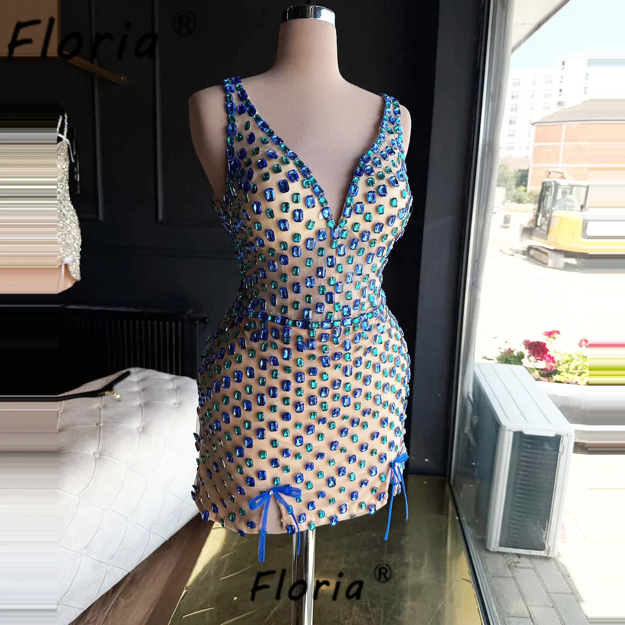 

Luxury V Neck Crystal Rhinestones Short Cocktial Dress Customized Birthday Party Gown Illusion Homecoming Mini Vestidos de Gala