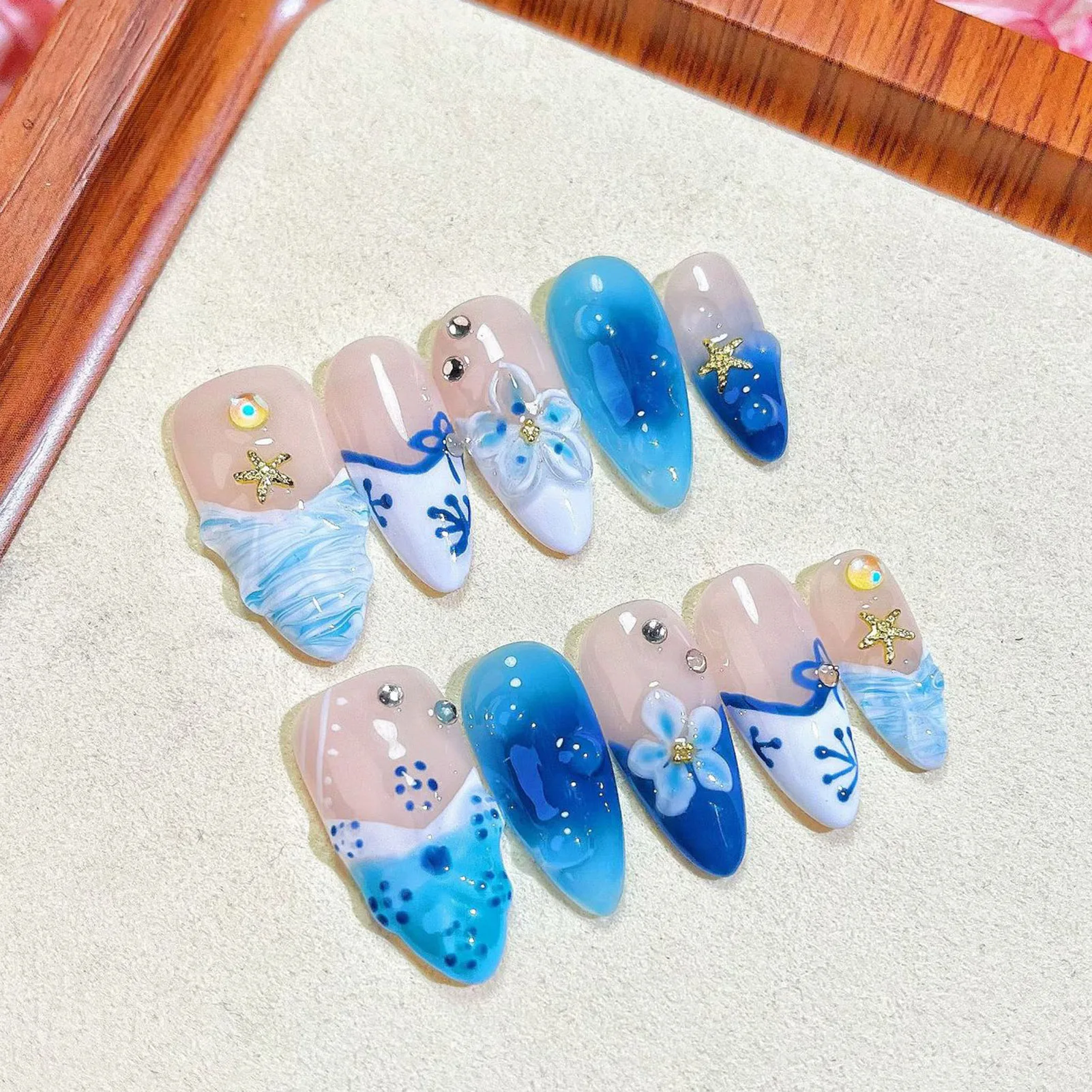 Presse sur les ongles acyrliques bleu Blush sculpté à la main faux ongles avec décor de fleur en cristal amande bleu blanc français faux ongles Art