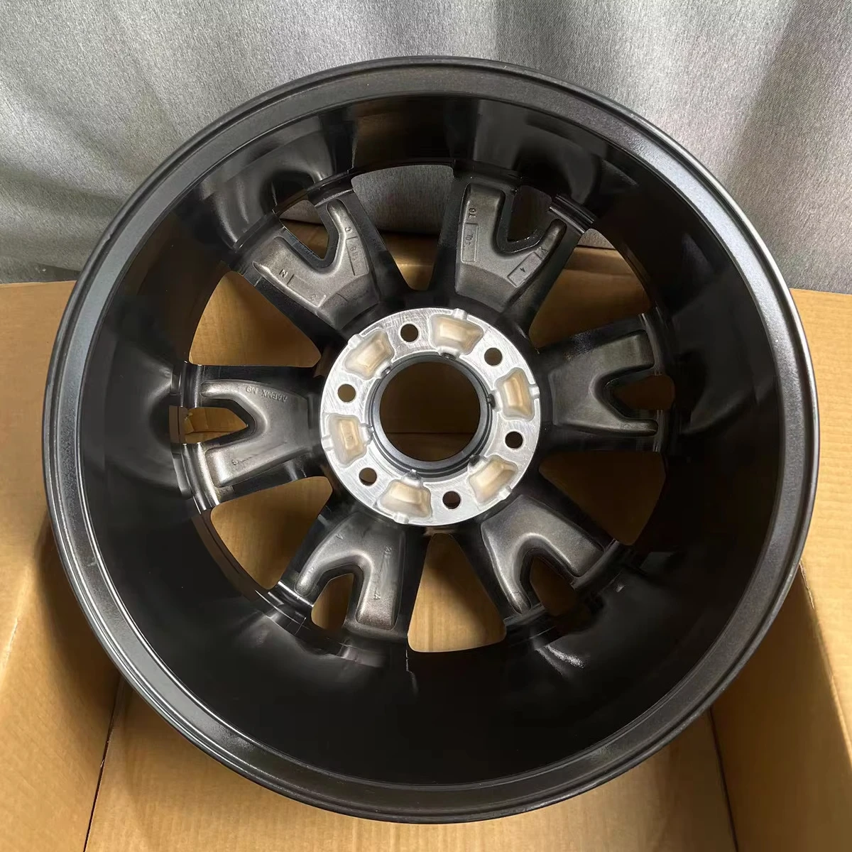 

New 18-inch aluminum alloy wheels 300