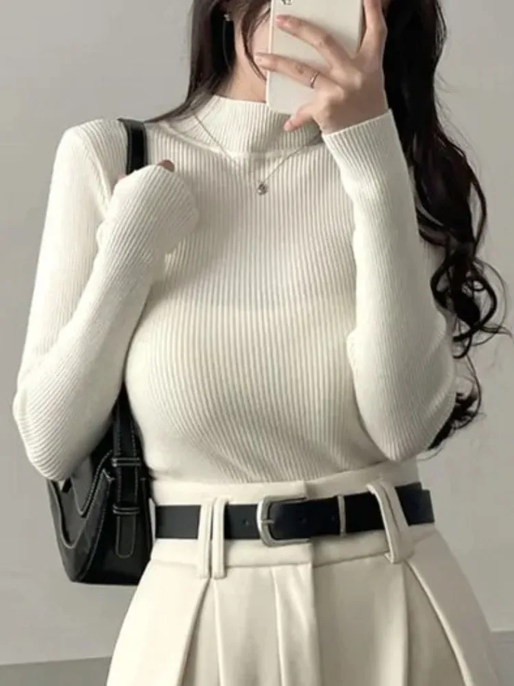 Elegancki sweter damski na jesień i zimę, dopasowany, długi, dzianinowy, z wysokim kołnierzem, jednolity kolor, warstwa bazowa, wzór teksturowany.