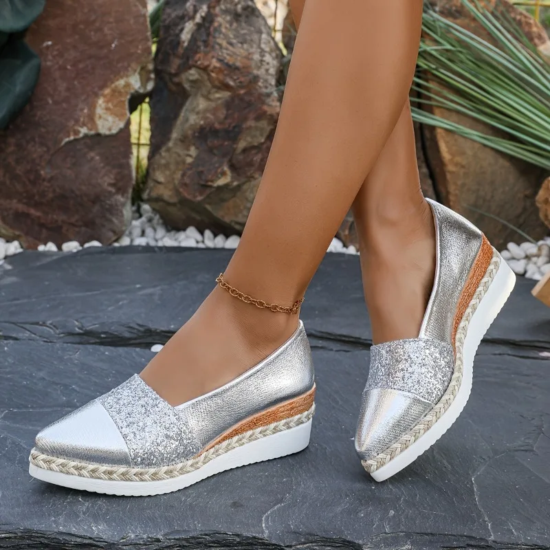 حذاء فردي مريح لخريف 2025 بتصميم جديد غير رسمي على الطراز الأوروبي والأمريكي بمقدمة مدببة وكعب عريض ونعل سميك