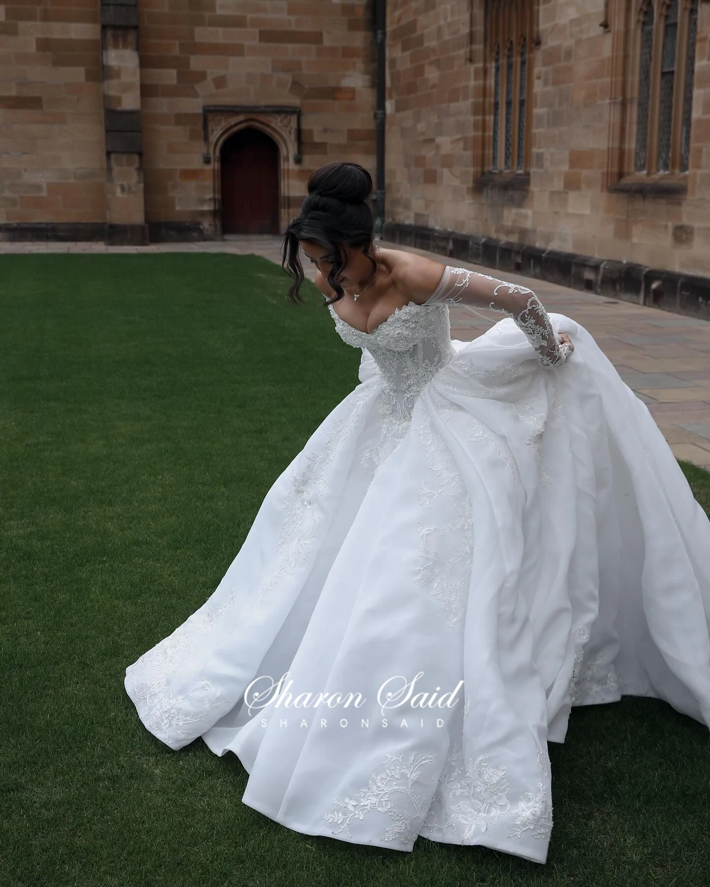 Sharon Said Abito da sposa elegante con spalle scoperte su misura di fascia alta con maniche lunghe Abiti da sposa Dubai di lusso SW030 personalizzati