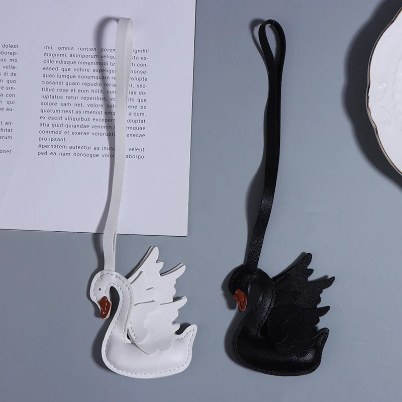 Handgefertigter PU-Leder Schwarz-Weißer Schwanen-Paar-Schlüsselanhänger Geschenk Niedliche Dekoration Geeignet für Taschenanhänger-Zubehör – Detail 5