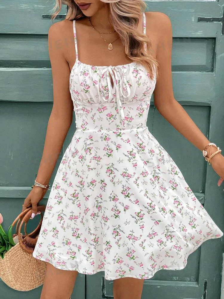 2025 夏の女性のドレスファッションレジャー休暇スタイル痩身花柄ノースリーブストラップレースアップミニドレス