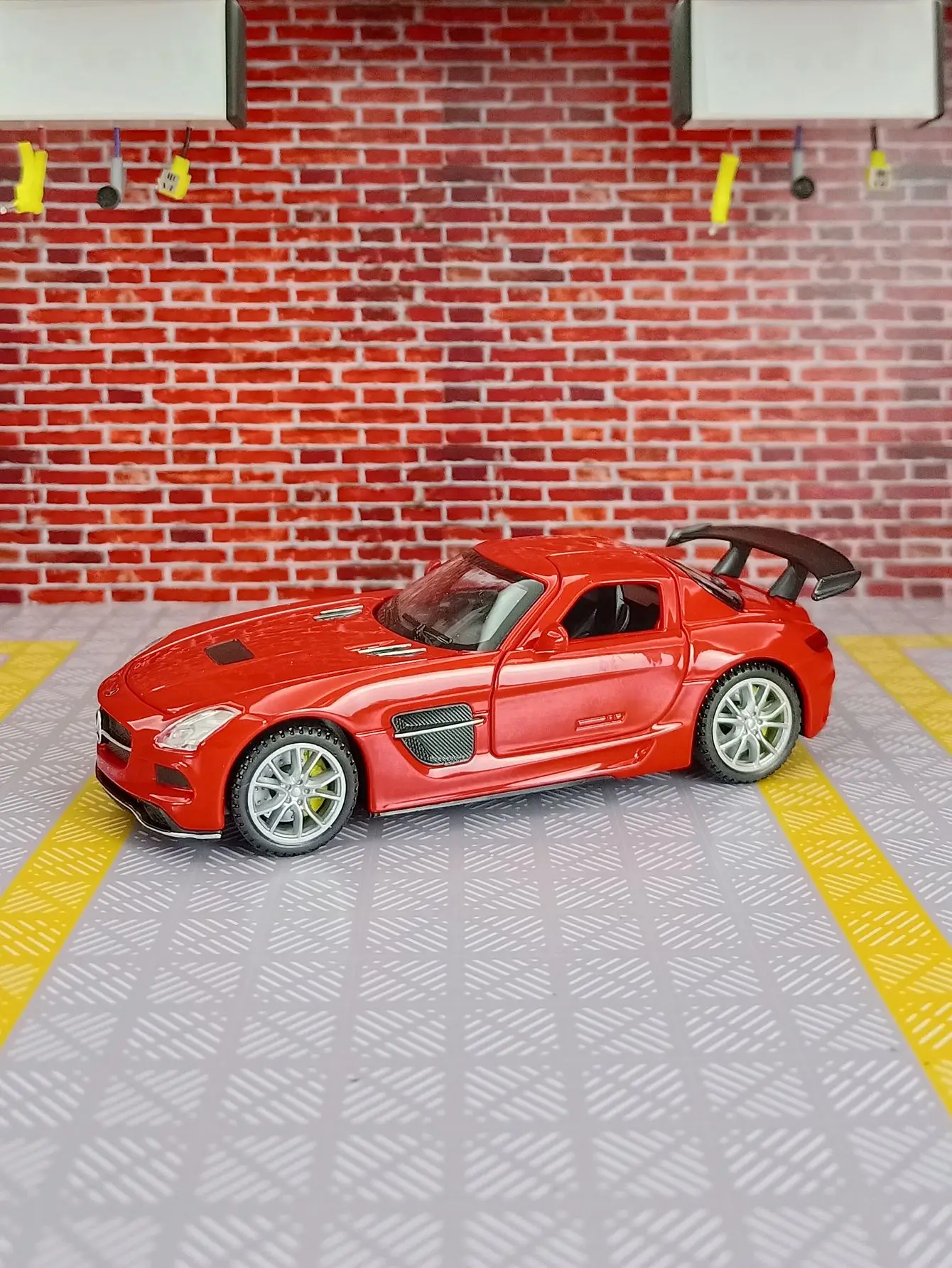 Coleção de ornamentos de modelo de carro de liga 1:32 SLS, portas e capô do motor, porta-malas pode ser aberto, presente de carro de brinquedo infantil