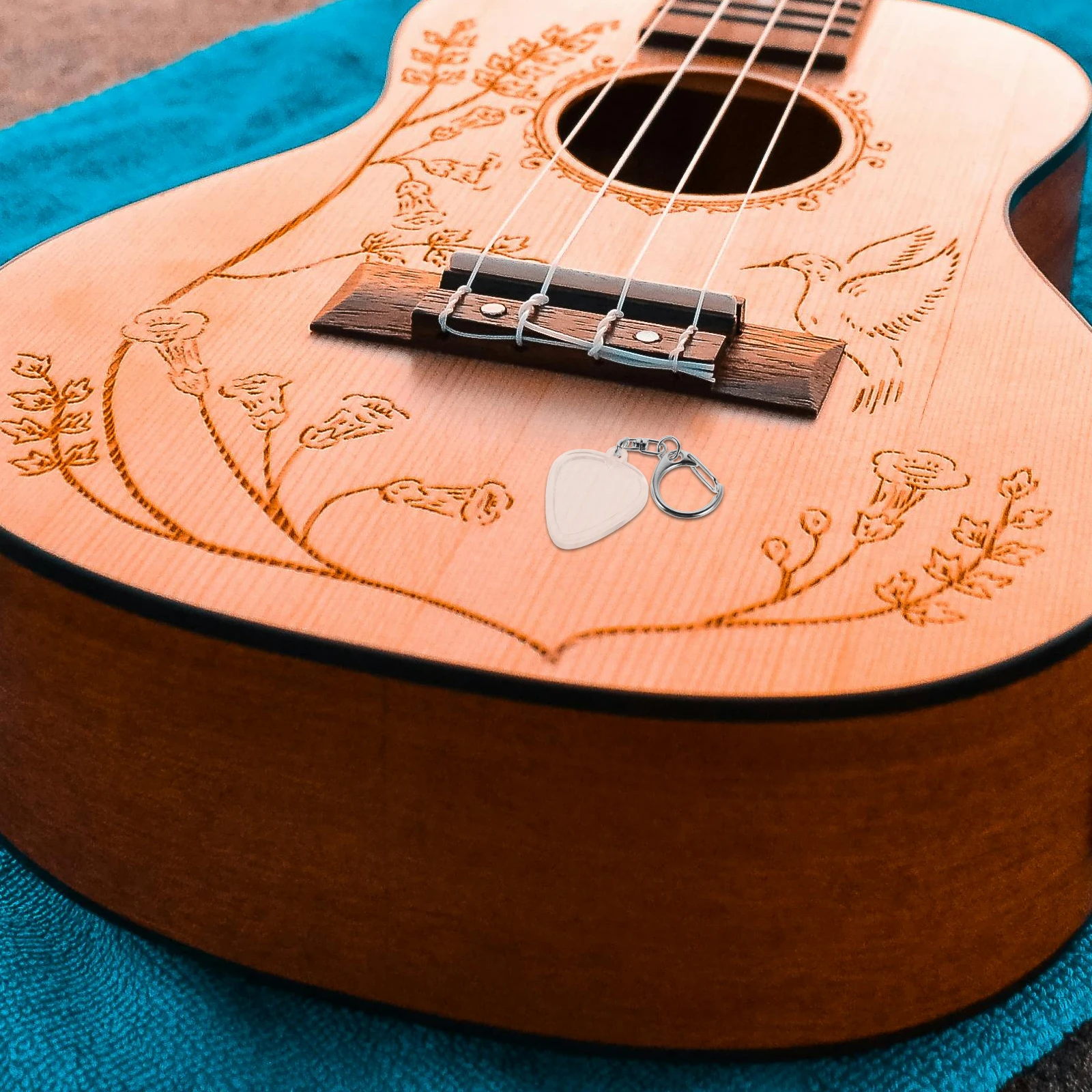 

Guitar Pick Collection Box Clear Plastic Heart Shaped Keychain Standard Size Picks Storage Case Guitar Components Accessories