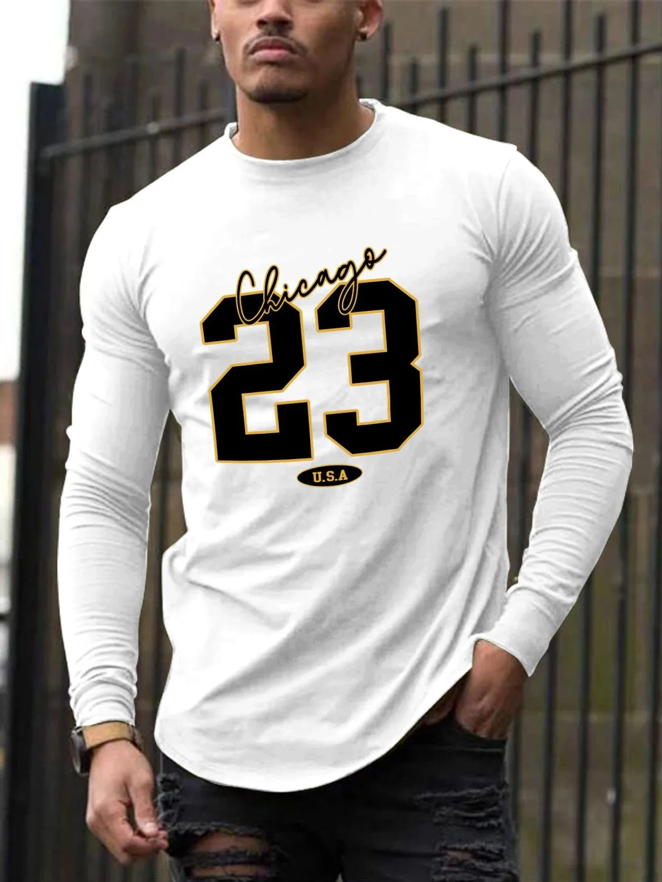 Das neue Herren-Langarm-T-Shirt für Frühling und Herbst 2025, verfügt über einen lässigen und bequemen 3D-Buchstabendruck auf der Straße