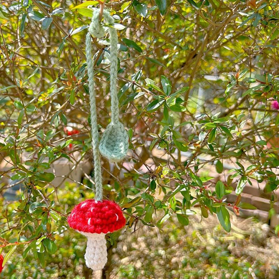 Handgemachter roter Pilz-Häkelanhänger fürs Auto, niedlicher Vorhanghalter, Taschenanhänger, Weihnachten, Neujahr, Feiertagsfeier, Osterdekoration – Detail 7