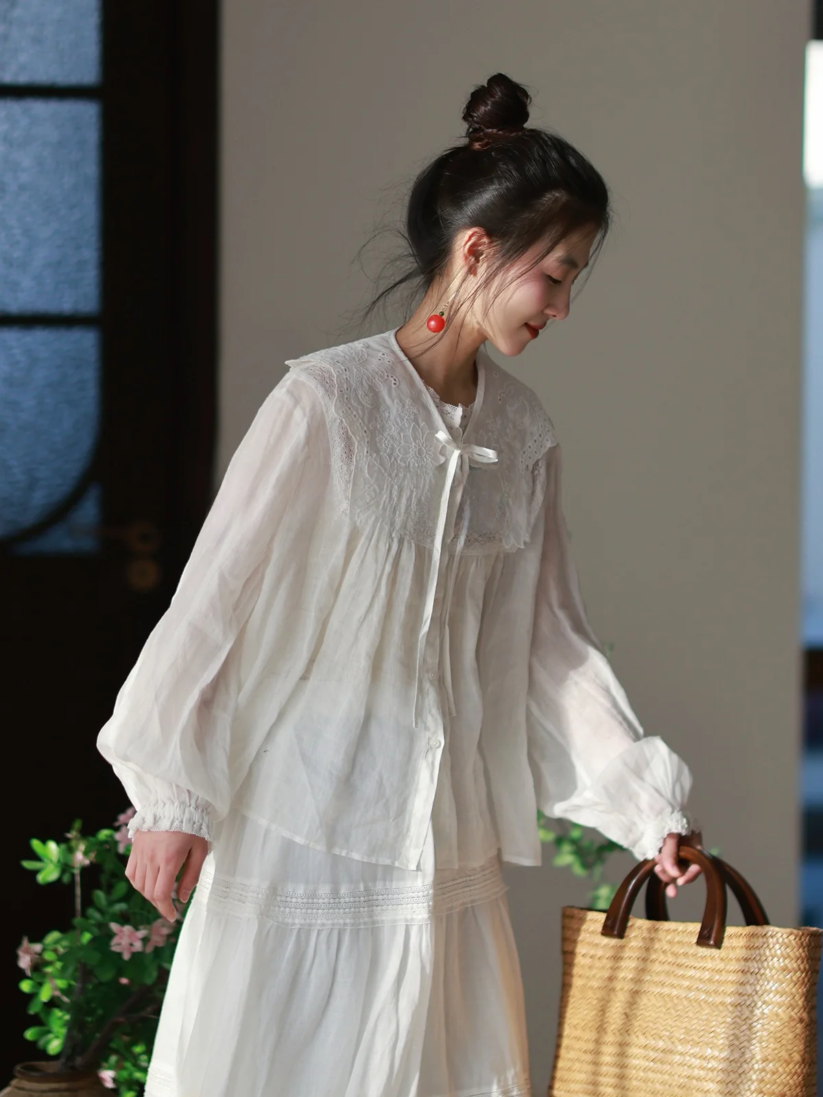 

Moadai Original Light Weight Casual White Shirt Artistic Style Early Spring Fashion Women's Straight Cut Long Sleeve Top