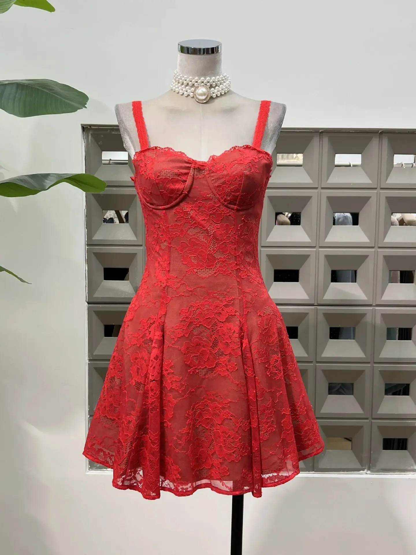 Nowa damska koronkowa suknia ślubna z ażurowymi wycięciami, długimi rękawami dzwonkowymi, czystym designem, dopasowana, bez pleców, na imprezę i wieczór.