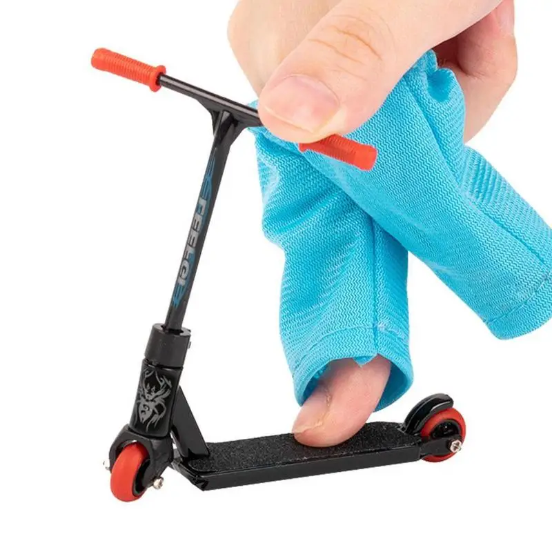 Mini due ruote Finger Scooter Toys Finger Skateboard Finger Shoes Mini Cloth giocattoli educativi per bambini Finger Bike giocattoli divertenti