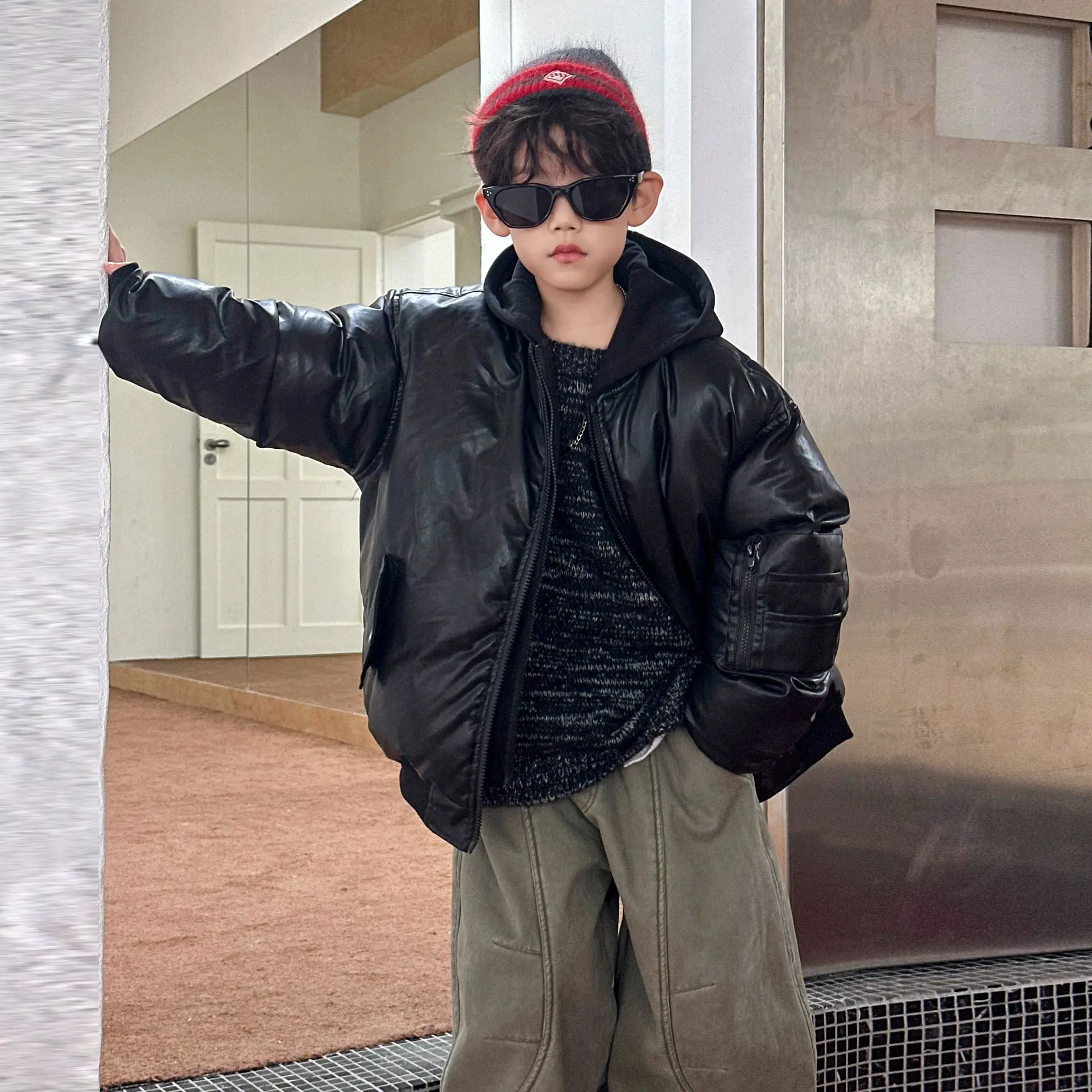 ملابس الأطفال الأولاد سترة مبطنة بالقطن الشتاء سميكة معطف جلد ناعم 2025 جديد الكورية نمط مقنعين سترة دافئة