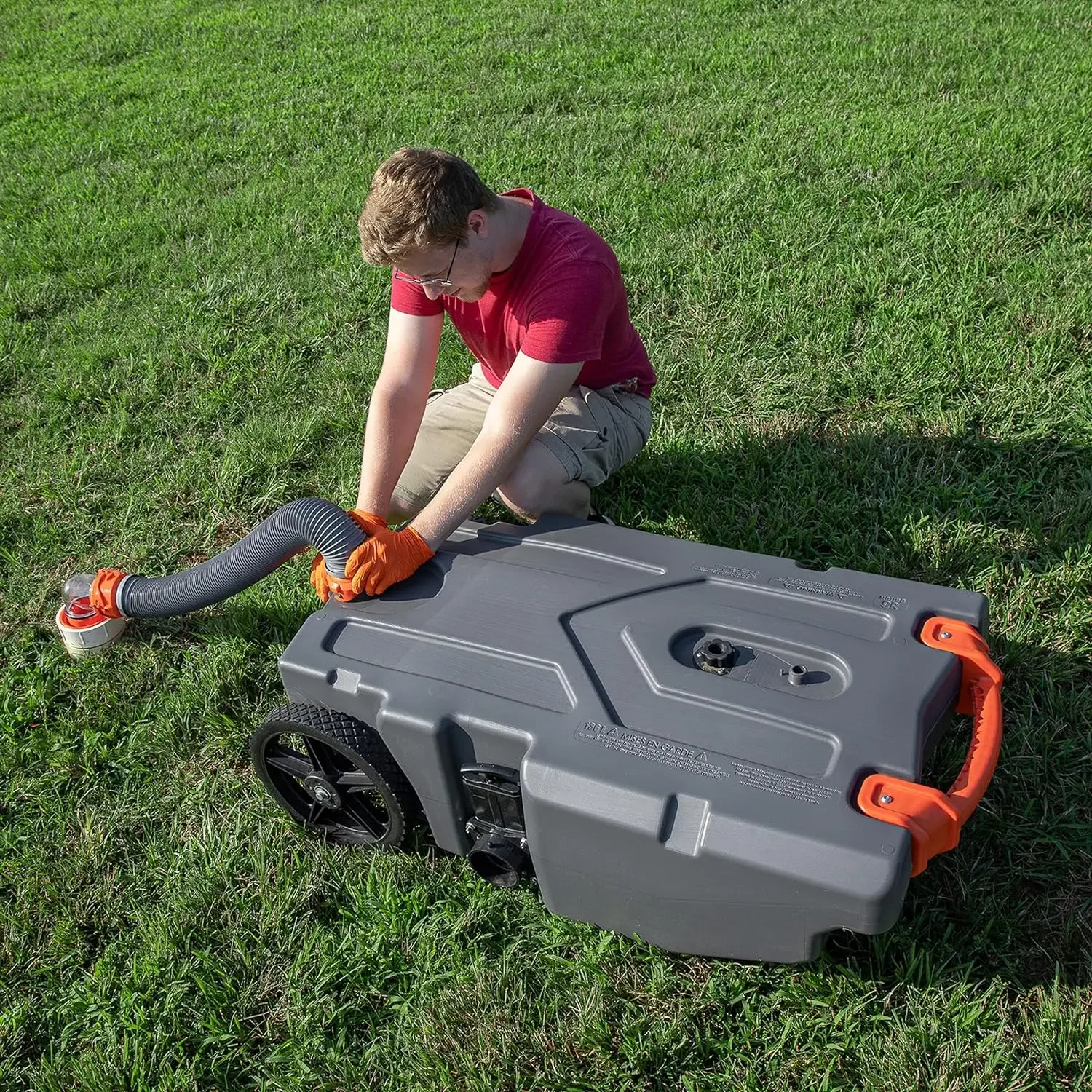 Der tragbare Camper/RV-Einkaufs tank Camco Rhino 36 Gallonen verfügt über große, flache Hoch leistungs räder und eingebaute Absperr schieber