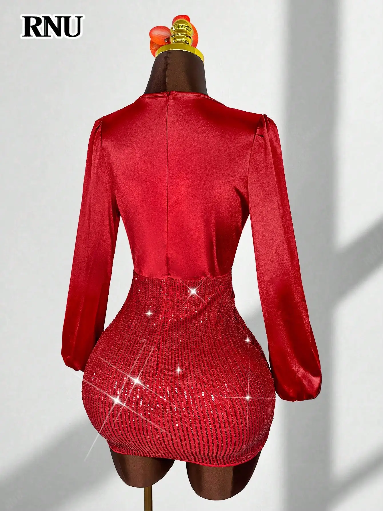 ชุดเดรสสั้นคอวีสีแดง แขนทรงโคม ประดับเลื่อม พร้อมโบว์ที่เอว เหมาะสำหรับงานปาร์ตี้ ออกเดท และวันหยุด