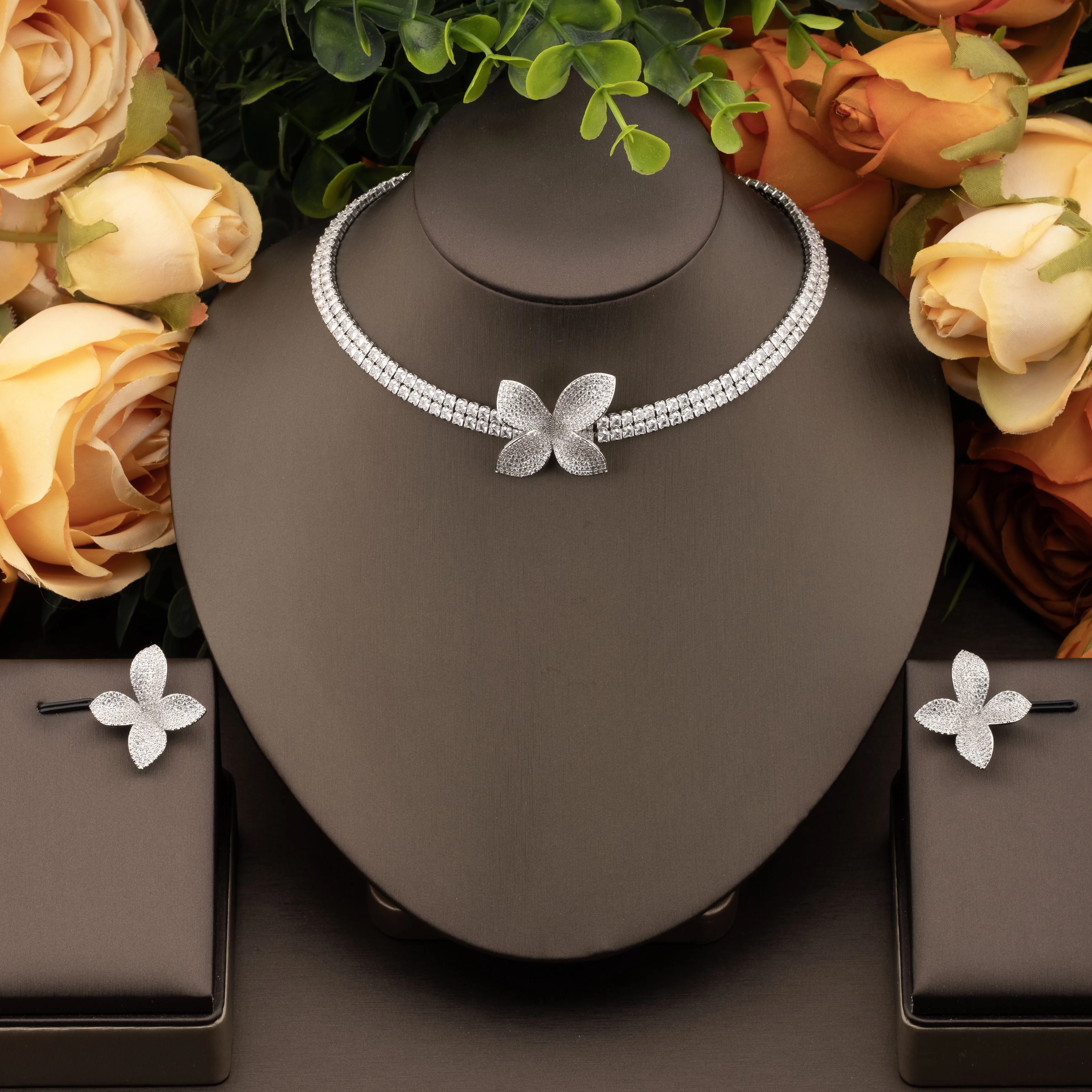 1 set of elegant jewelry set with sparkling cubic zirconia leaf design suitable for women to wear at banquets and parties. Gift box not included