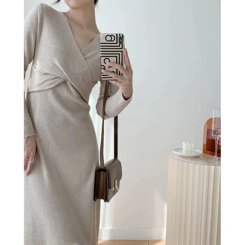 MiiiiX Francuska elegancka sukienka z dzianiny Kobiety 2024 Jesień Smukły dekolt w szpic Proste podstawy Koszula Sweter Sukienka Odzież damska