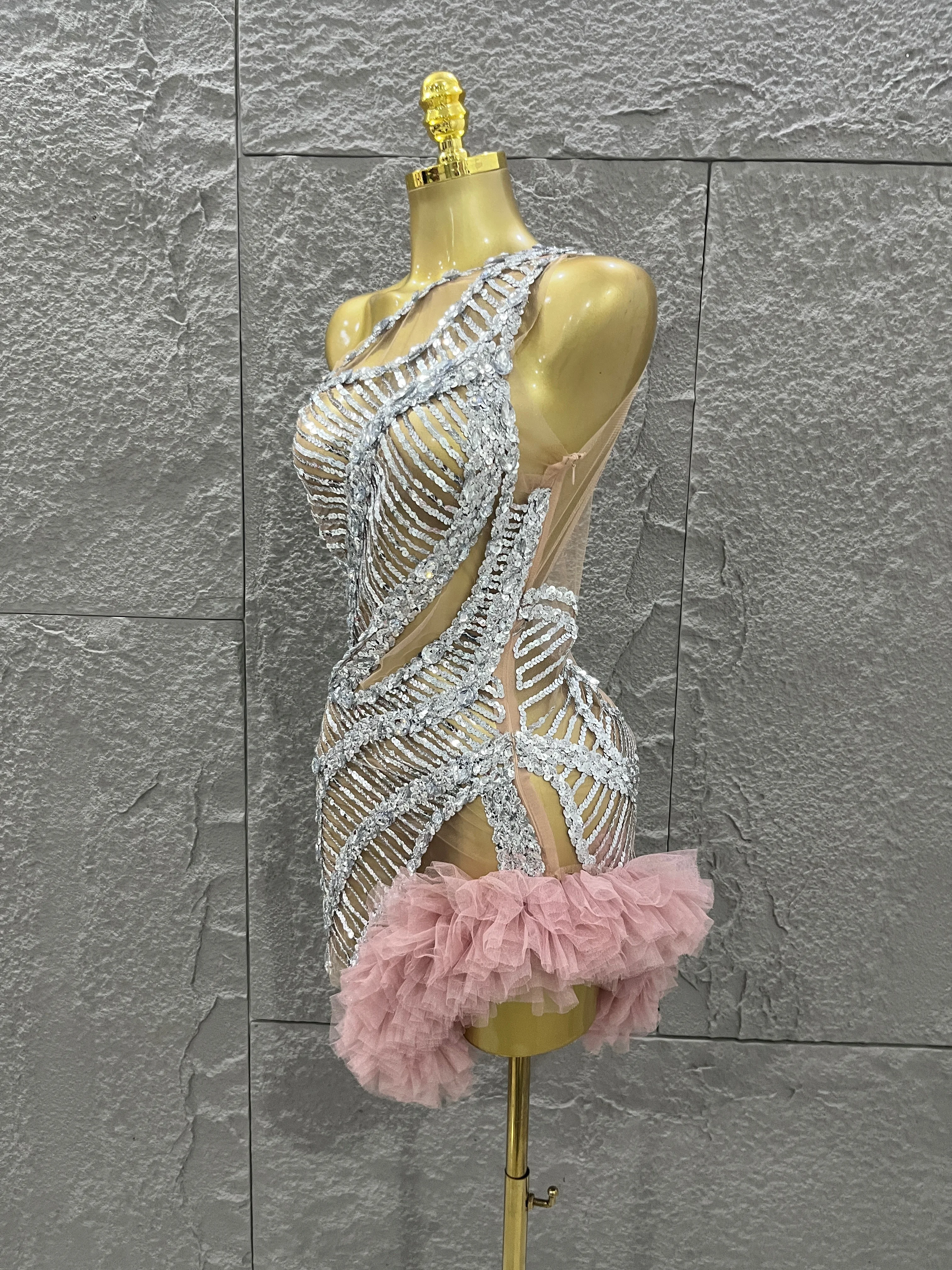 ชุดเดรสปักเลื่อมระยิบระยับแบบเซ็กซี่เปิดไหล่ข้างเดียว ชุดราตรีสำหรับงานปาร์ตี้ ชุดนักร้องนักเต้นสำหรับการแสดงในไนต์คลับ