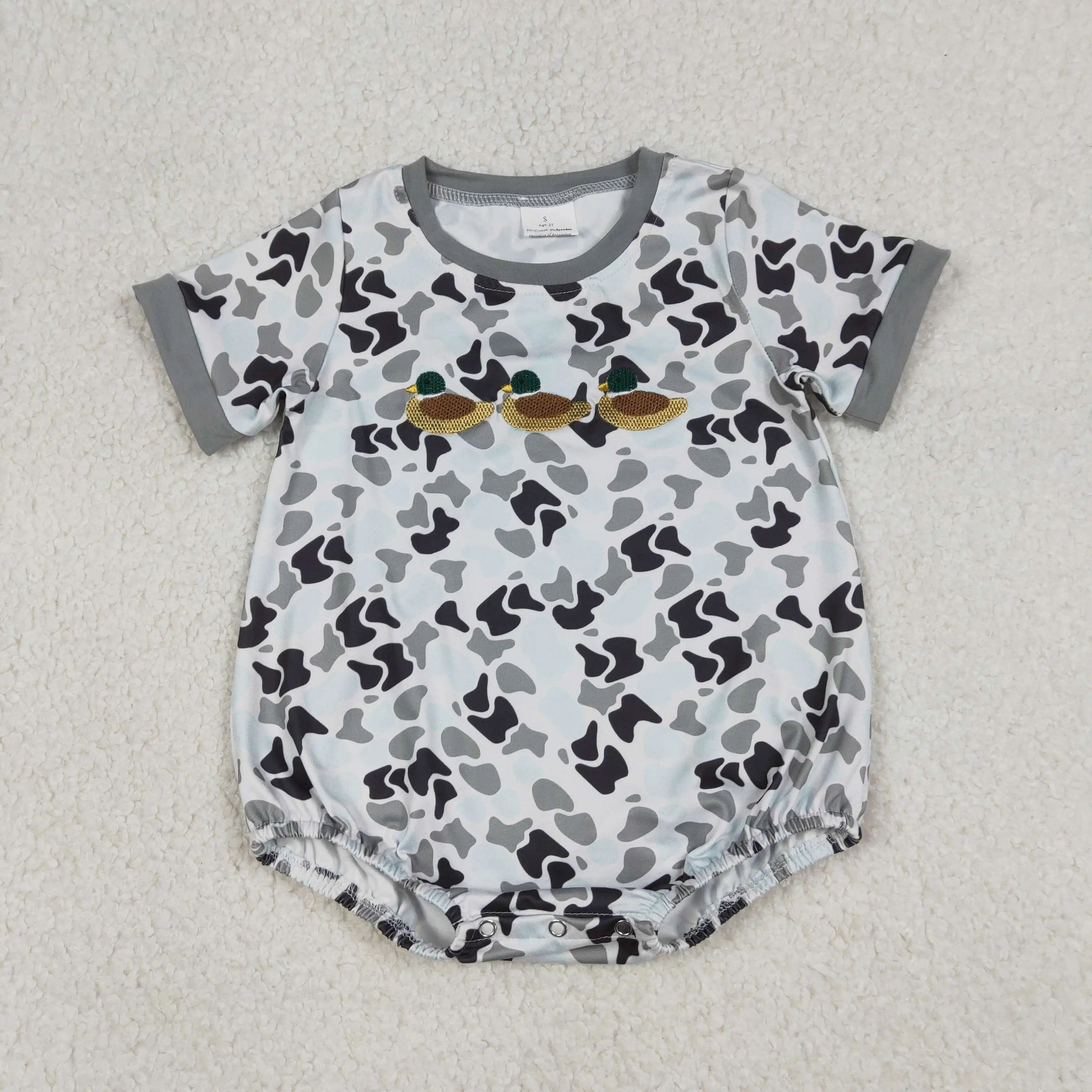 

Детский комбинезон X1.9 SR3571 в западном стиле с вышивкой, цвета серо-зеленого камуфляжа, с короткими рукавами.