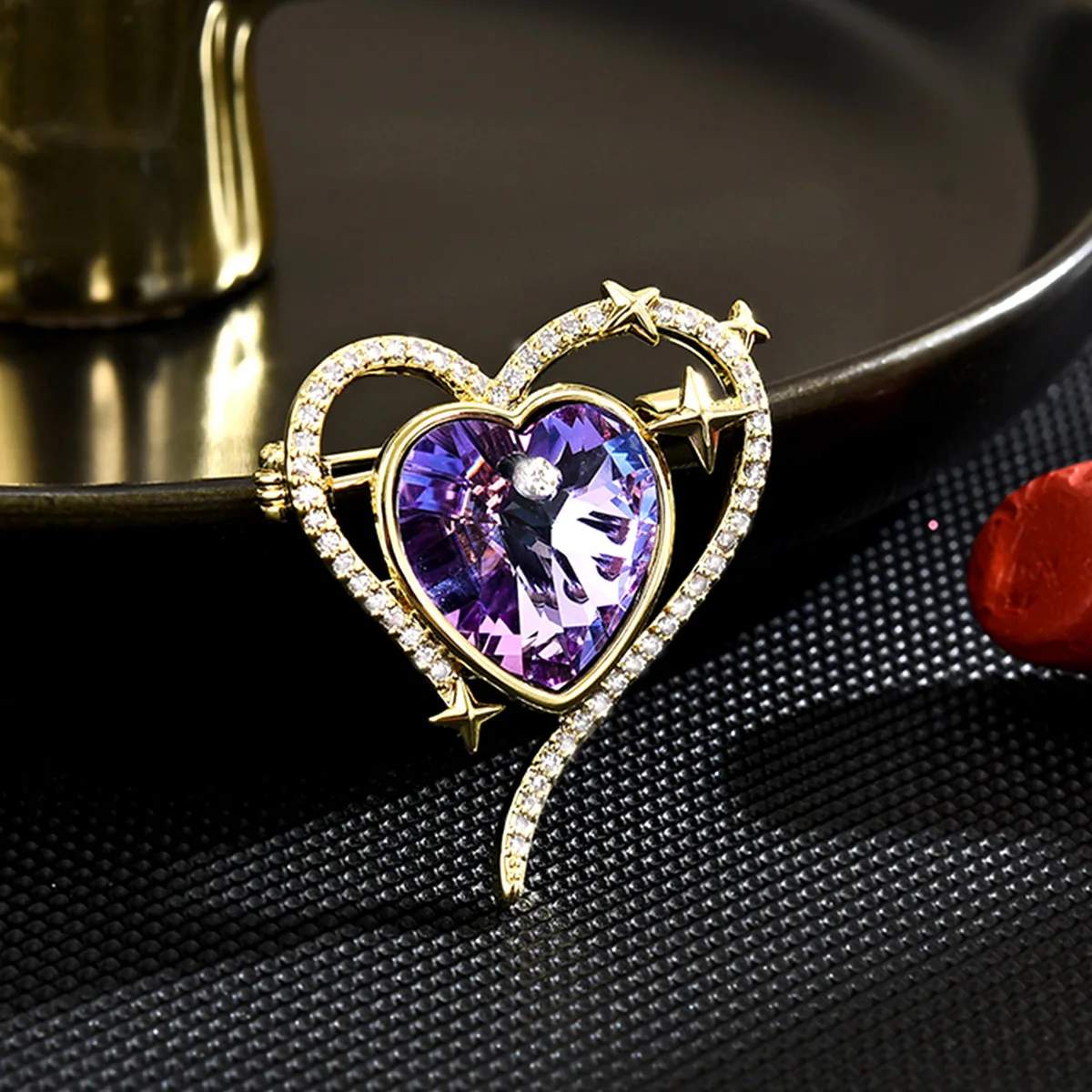 

Creative Crystal Love Brooch Pin Purple Bright Niche Design Heart-shaped Corsage
