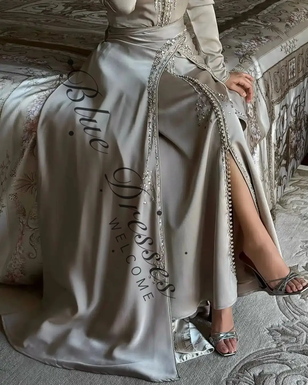 Abiti da ballo personalizzati con maniche lunghe e scollo a V Abiti da festa Abiti da festa Abiti da sera lunghi fino al pavimento con perline pieghettate