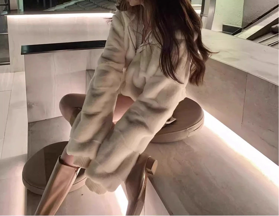 معطف قصير بسحاب من القطيفة بغطاء للرأس جديد لشتاء 2025