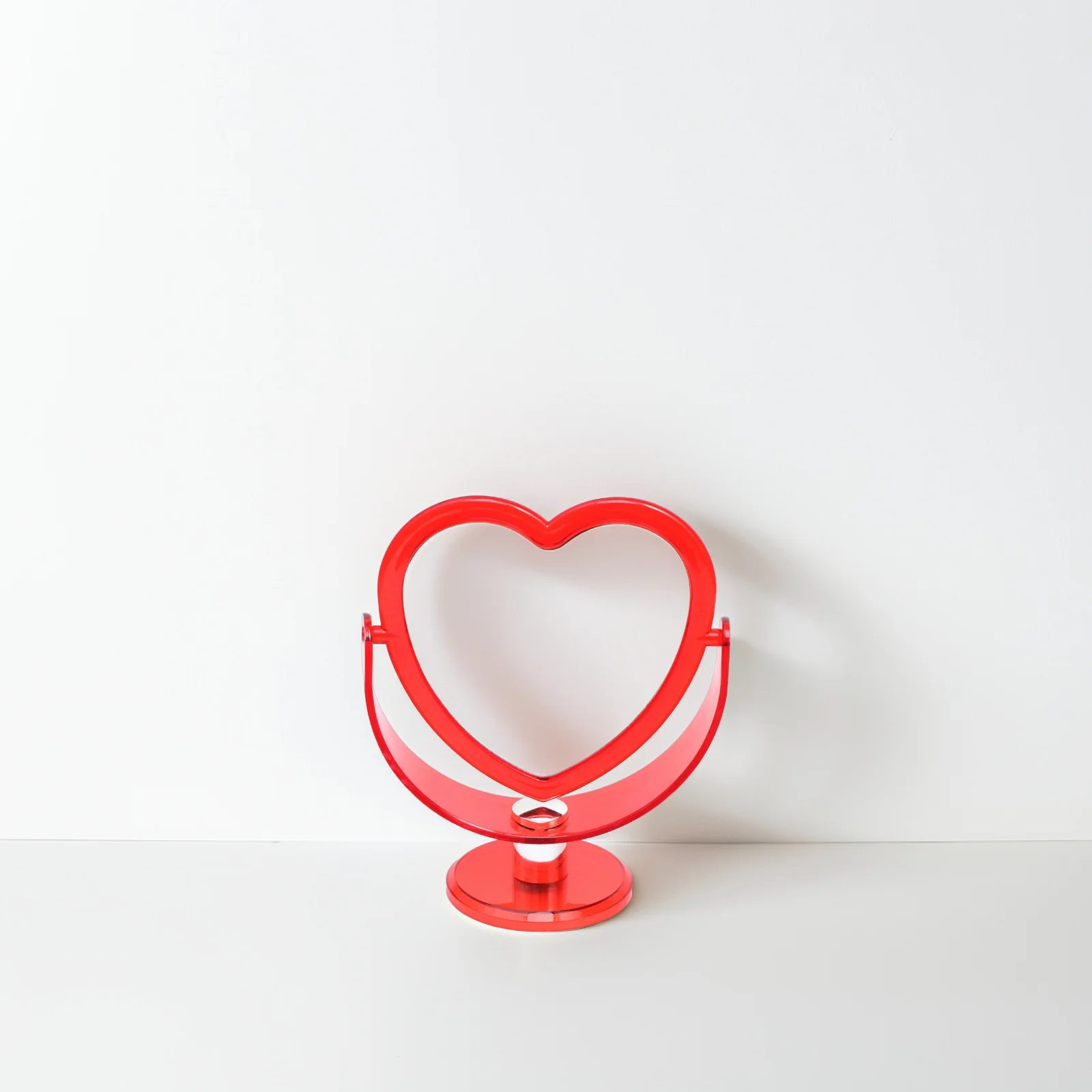 กระจกแต่งหน้าแบบตั้งโต๊ะ อะคริลิคสีแดง รูปหัวใจ กระจกสองด้าน สำหรับใช้ในบ้าน ร้านค้า ความคมชัดสูง น้ำหนักเบา ป้องกันการแตก