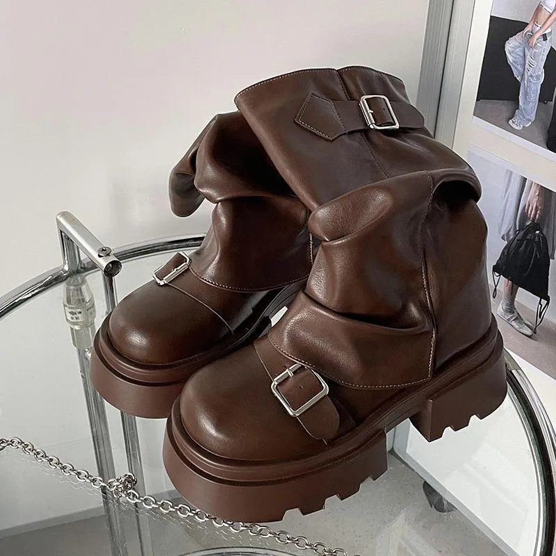 Damen Y2K Slouchy Stiefel bis zum Wadenmitten, runde Zehenpartie, klobige Plateausohle, doppelte Metallschnalle, Stiefel mit plissiertem Schaft aus Kunstleder für Damen – Detail 3