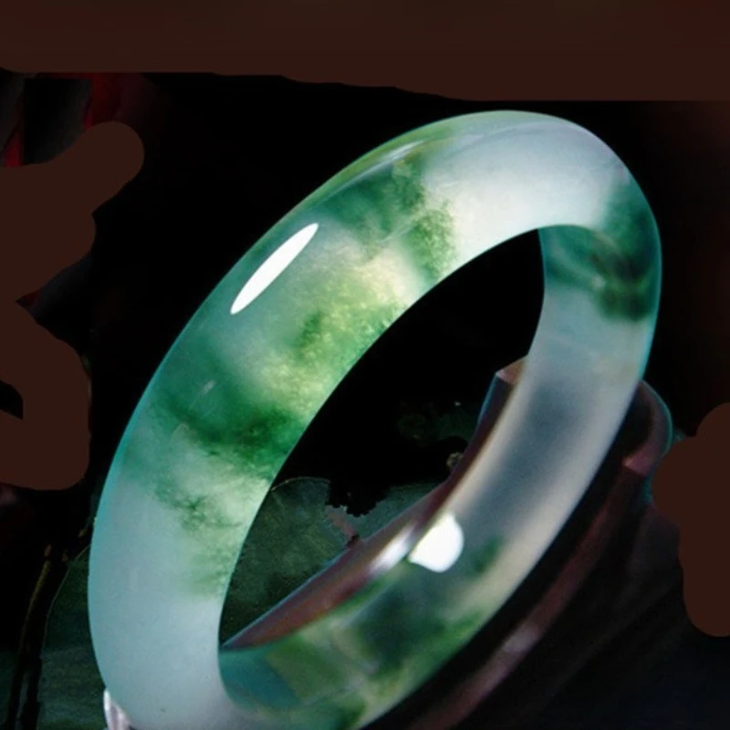 

Натуральный и простой браслет с плавающими цветами, подходит для повседневного ношения и в сочетании с нефритовым браслетом.