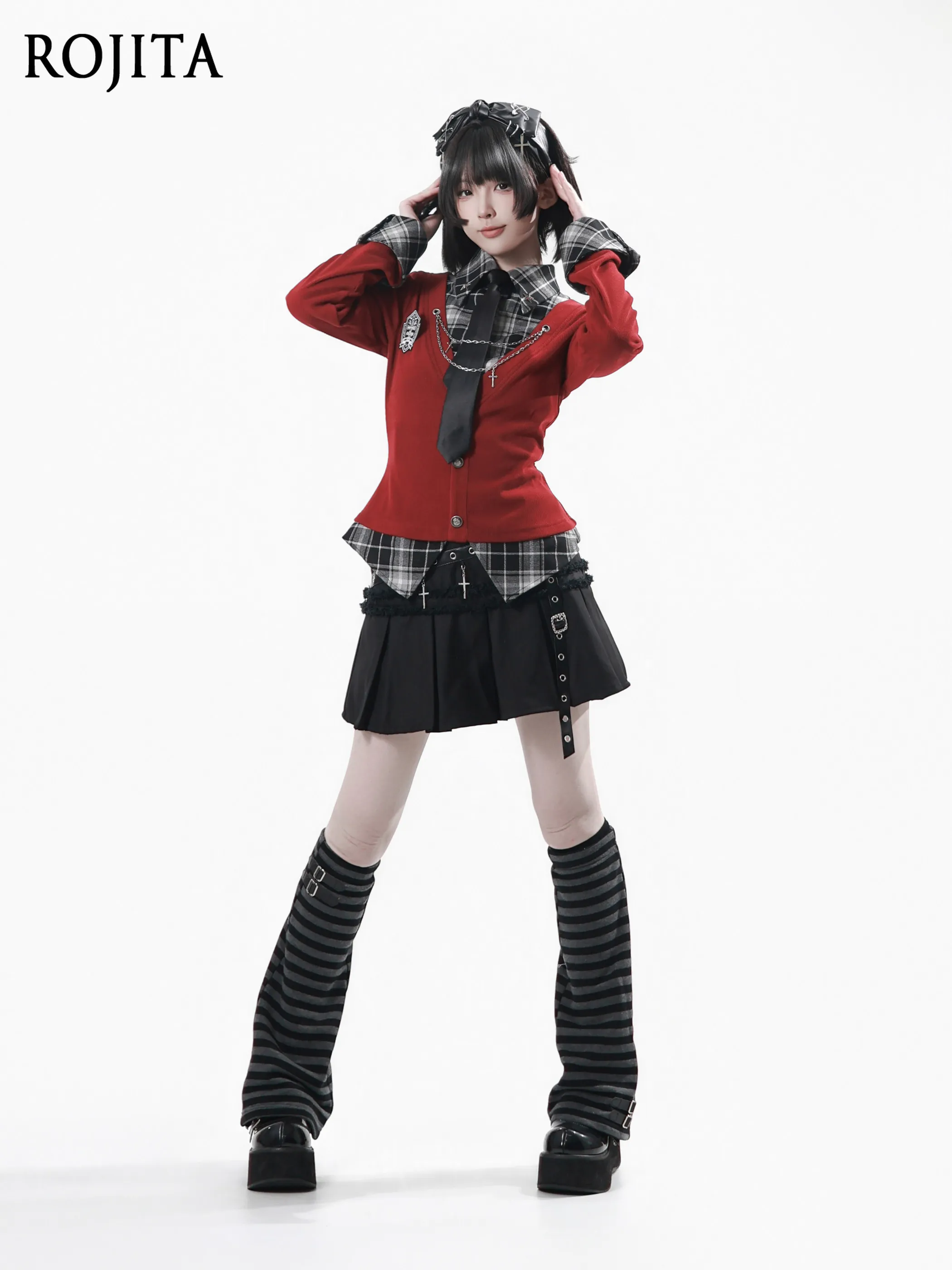 

Элегантный вязаный топ в американском студенческом стиле (красный и серый) с эффектом утончения талии для женщин, новинка весны 2026, и черная короткая плиссированная юбка