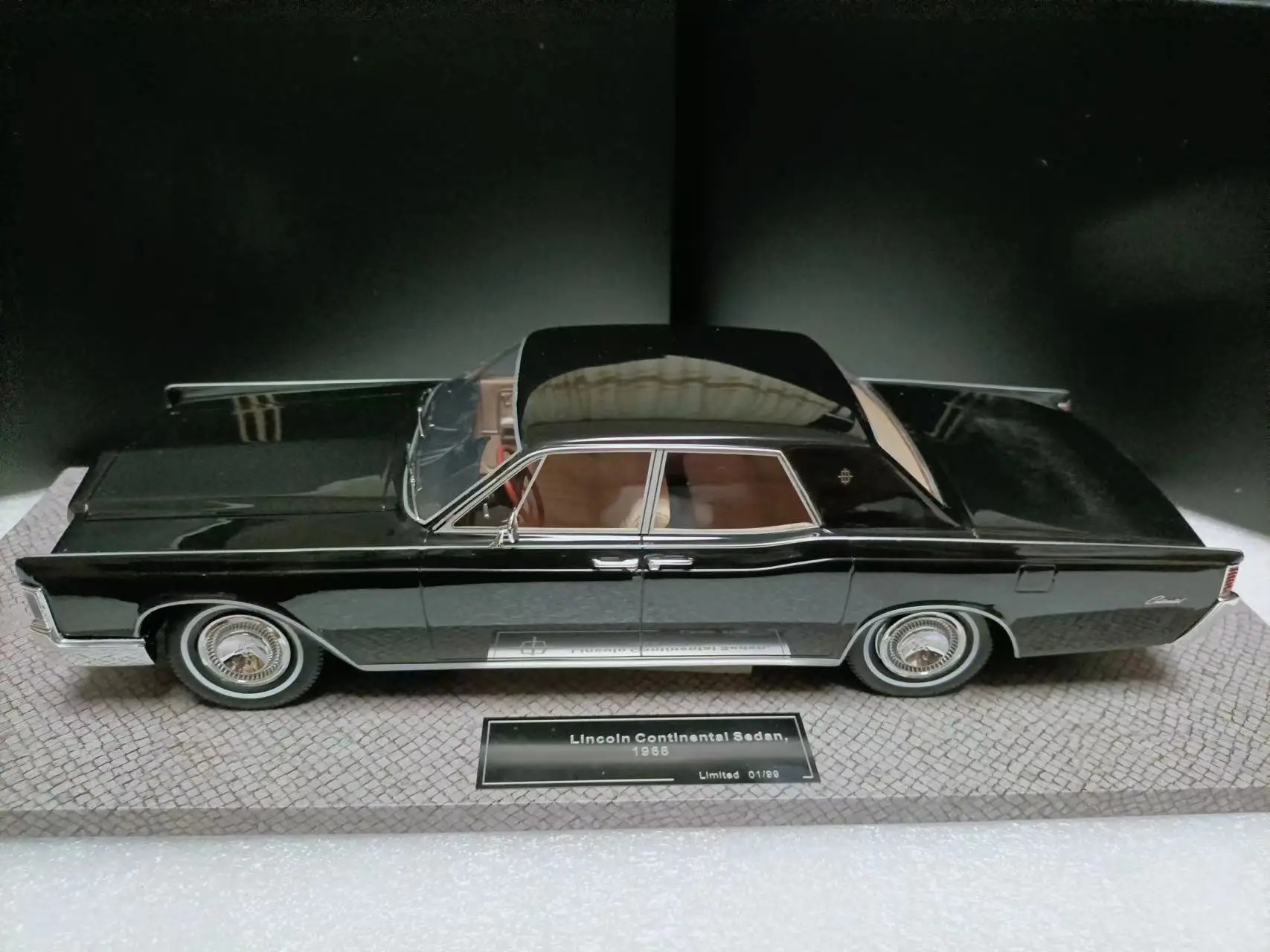 AMC 1:18 Continental 4-D Sedan 1968 Vintage Car Limited to 99 Sets Simulation Resin Static Car Model Toy Gift