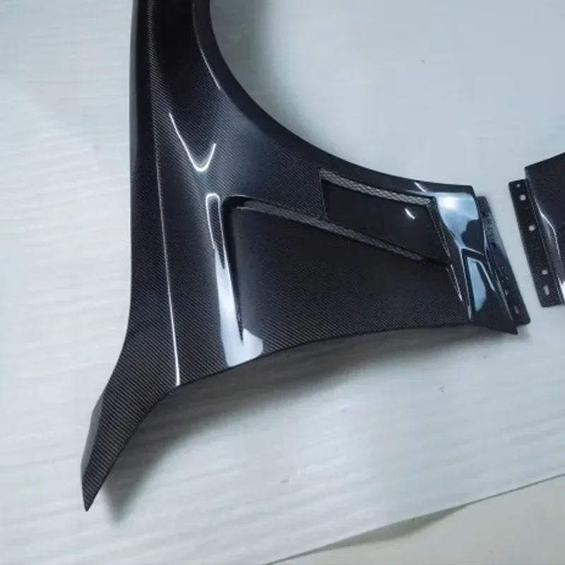W205 C63 C300 C250用 カーボンファイバー製 ベンチレーション付きフェンダー（2015-2021年式）