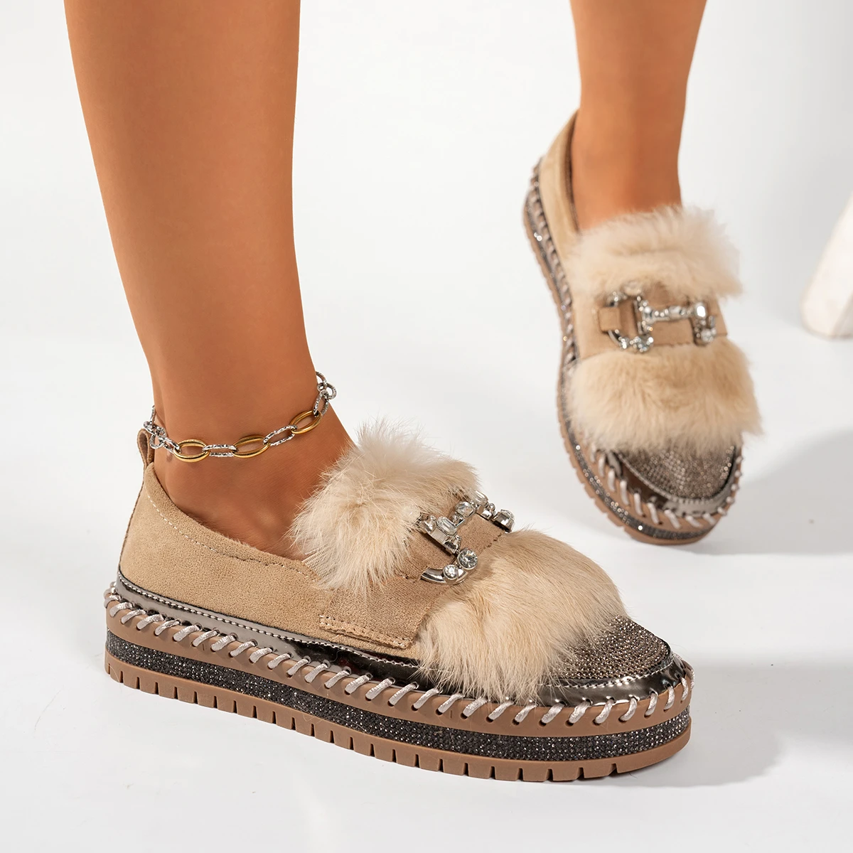 Autumn and Winter Metal Chain Decorative Round-headed Casual Shoes Women's 2026 New Plush Skin-friendly Comfortable Sneakers