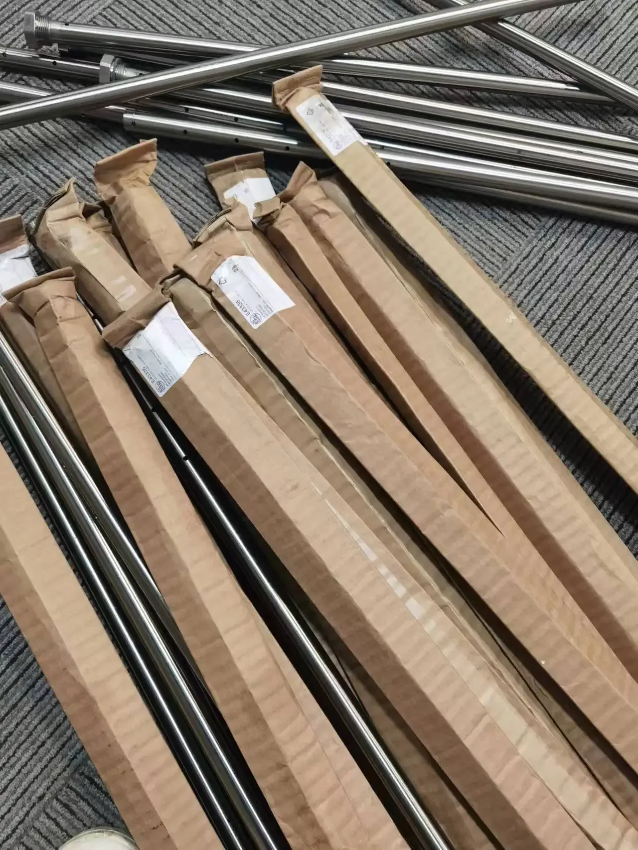 2025 El tubo coaxial E43334 para el sensor de posición IFM está disponible en stock