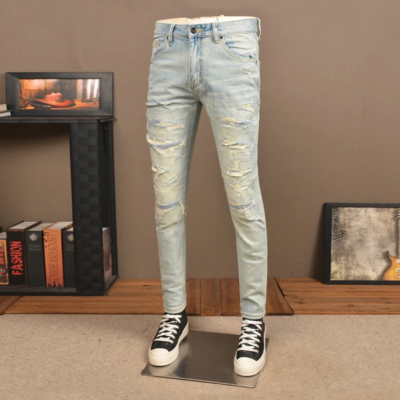 Jeans da uomo di moda di strada Jeans strappati Slim Fit elasticizzati blu chiaro retrò di alta qualità da uomo pantaloni in Denim Vintage firmati con patch