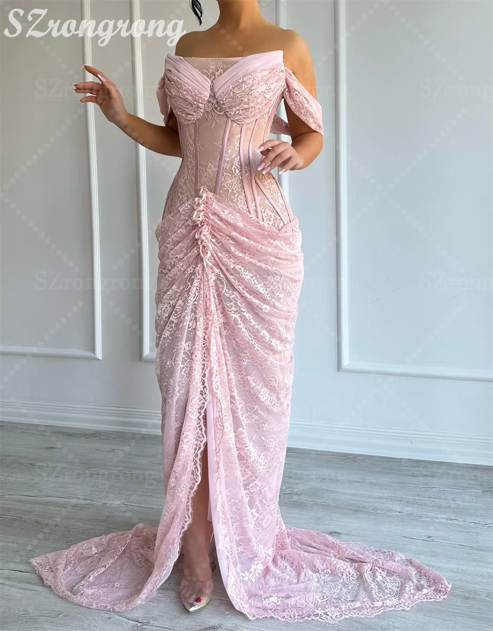 Op maat gemaakte sierlijke roze strapless geplooide kanten avondjurk schede split aan de voorkant backless Saoedi-Arabische jurk met trein