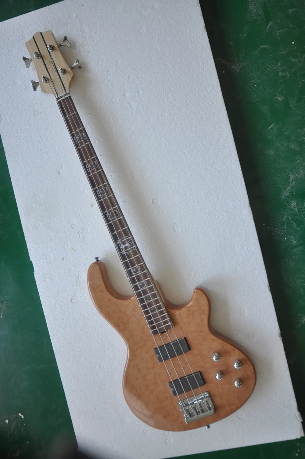 

4 Strings Electric Bass Guitar with Rosewood Fingerboard,Chrome Hardware,Provide customized service