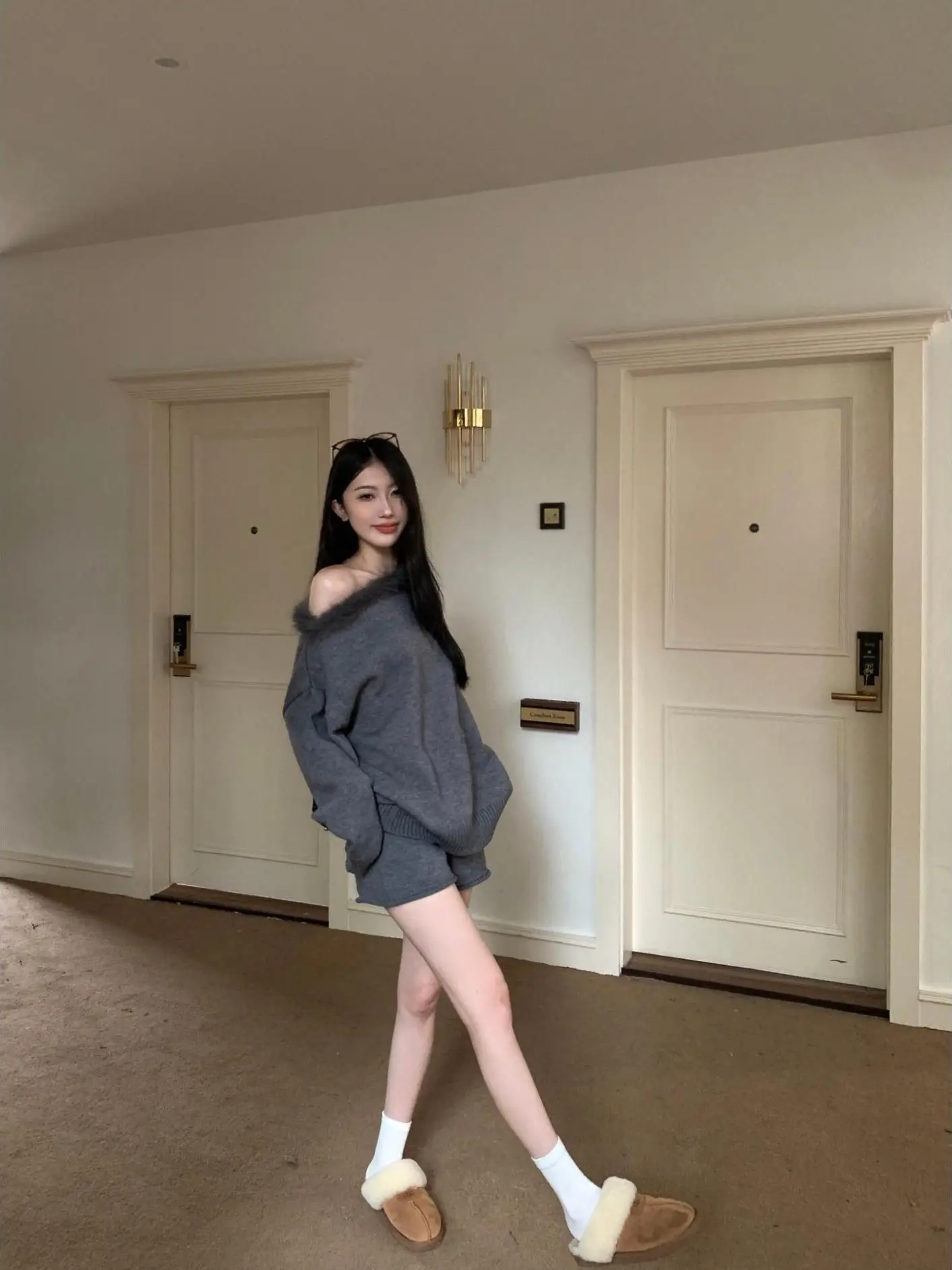 カジュアルなニットセーターとショートパンツのツーピースセット（女性用）肩出しルーズフィットロングスリーブサーマルファッション秋...