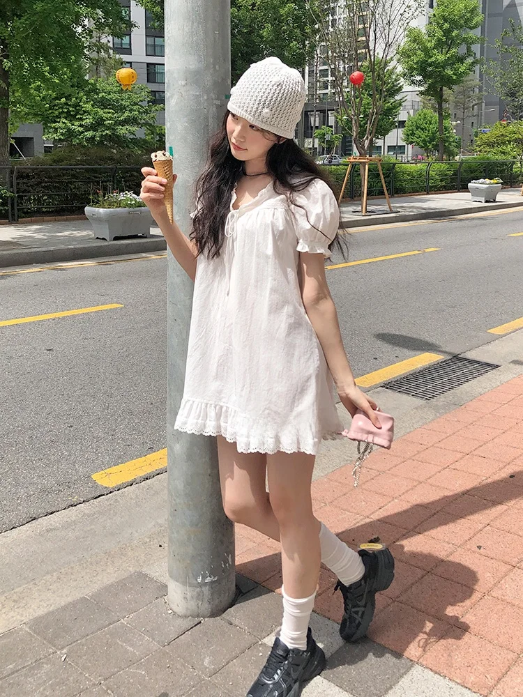 Biała kwiatowa aplikacja, łączona z oryginalnym wzorem wiązania, modna damska odzież, nowość na lato 2024.