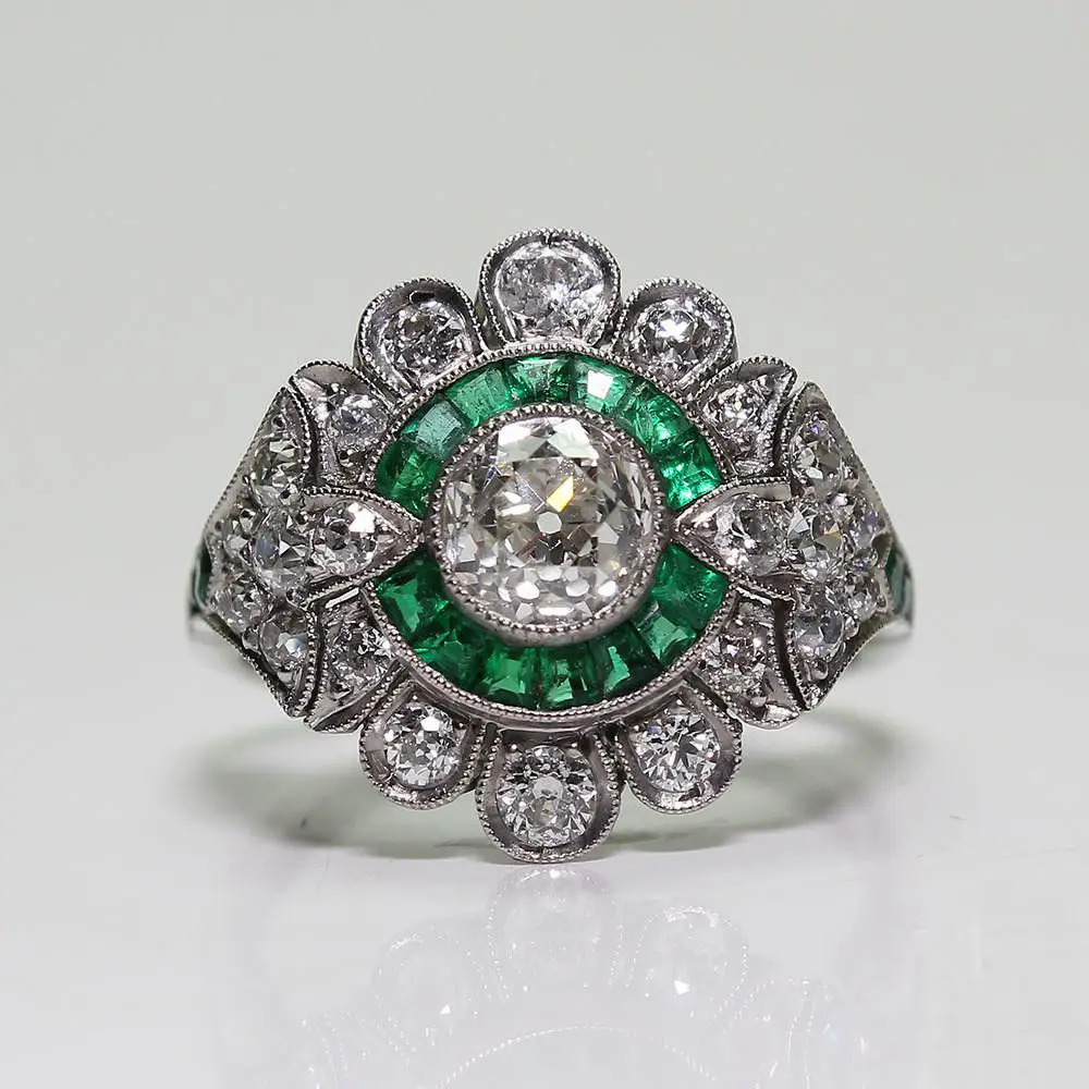 Classic palace style vintage diamonds inlay green gemstone circular ring charms sparkling rings for women wedding jewelry