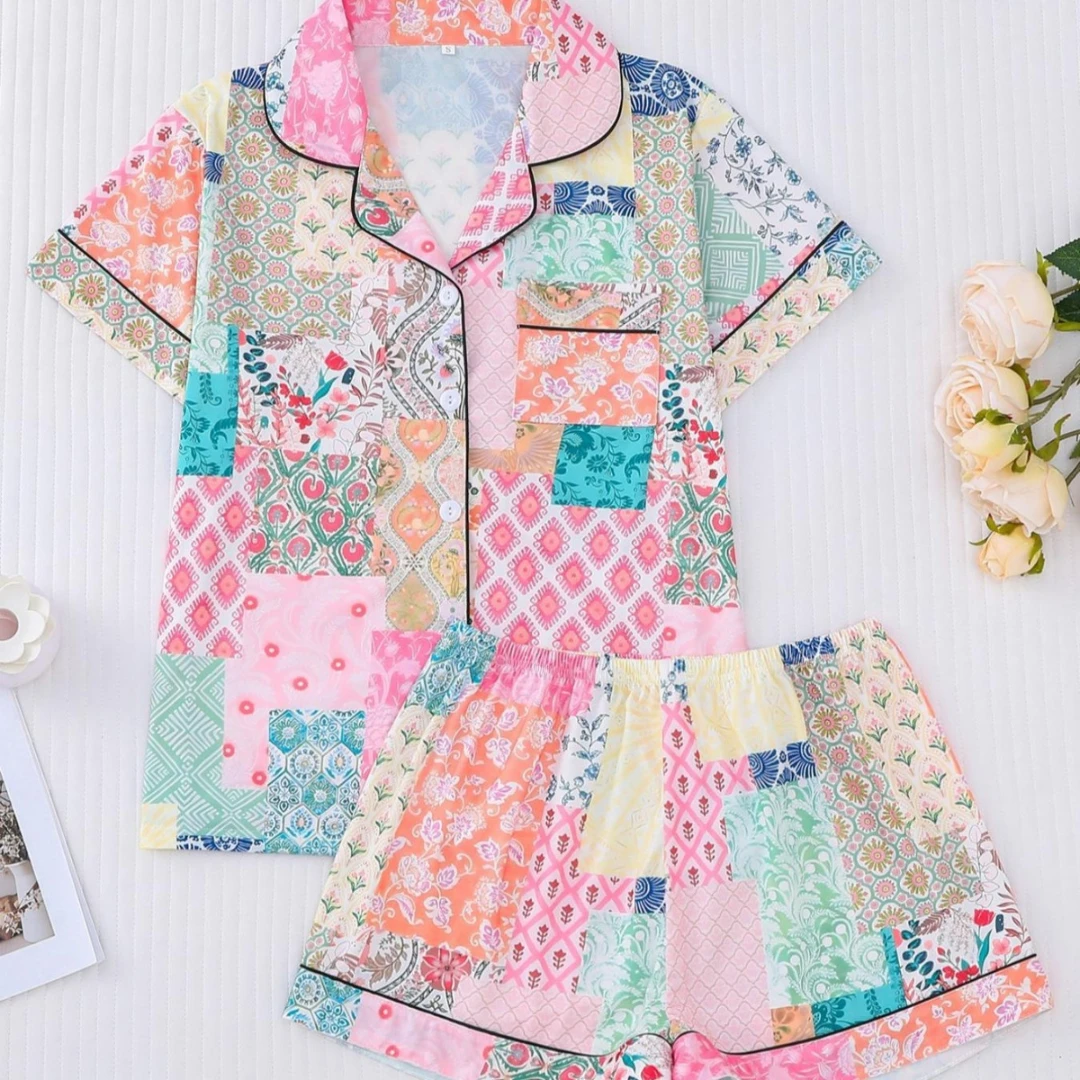 

Комплект домашней одежды на День святого Валентина: пижама с цветочным пэчворком на лацканах, короткий рукав, шорты