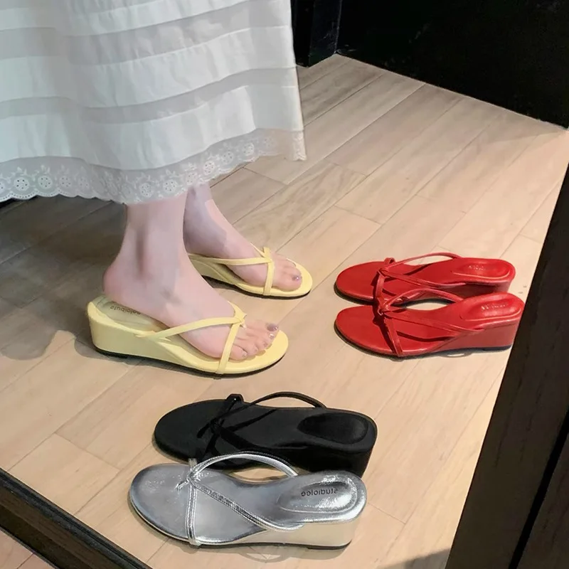 

2025 шлепанцы с французским носком, сказочный ветер, верхняя одежда, крутые летние тапочки наклонном каблуке с тонкой лентой