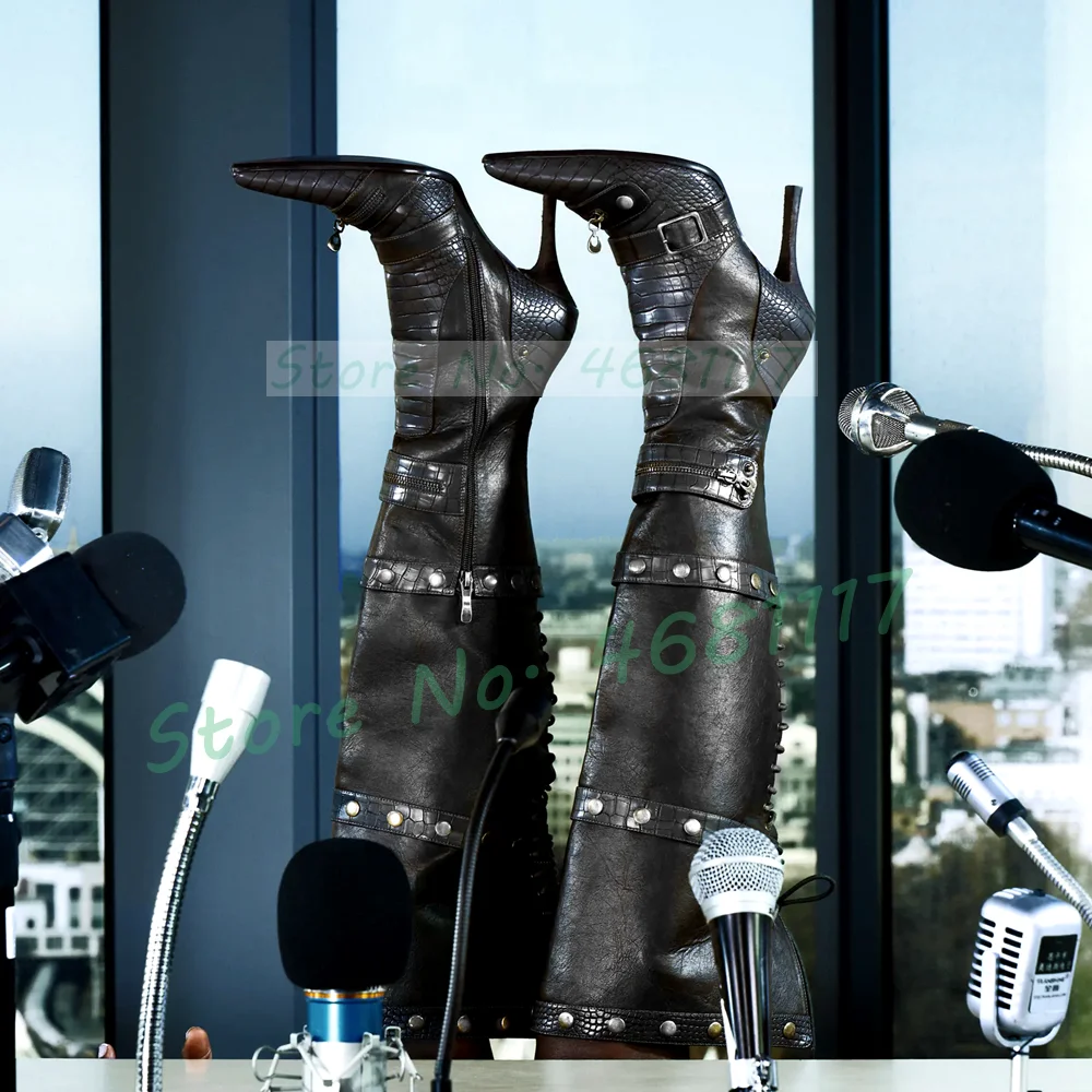 

Черные женские ботфорты из кожи под крокодила с декоративными заклепками, на высоком каблуке, модные, на шнуровке, с ремешками и пряжками, длинные сапоги