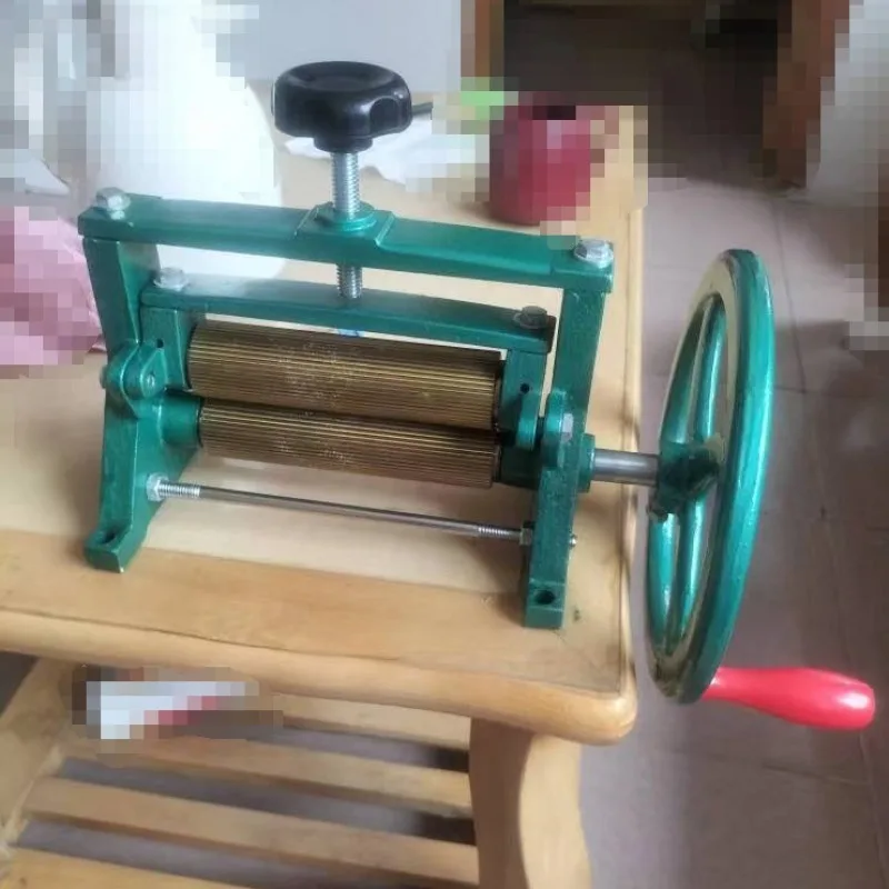 Plum blossom hand crank squid press, flatten the squid, increase the area and increase the taste, squid machine