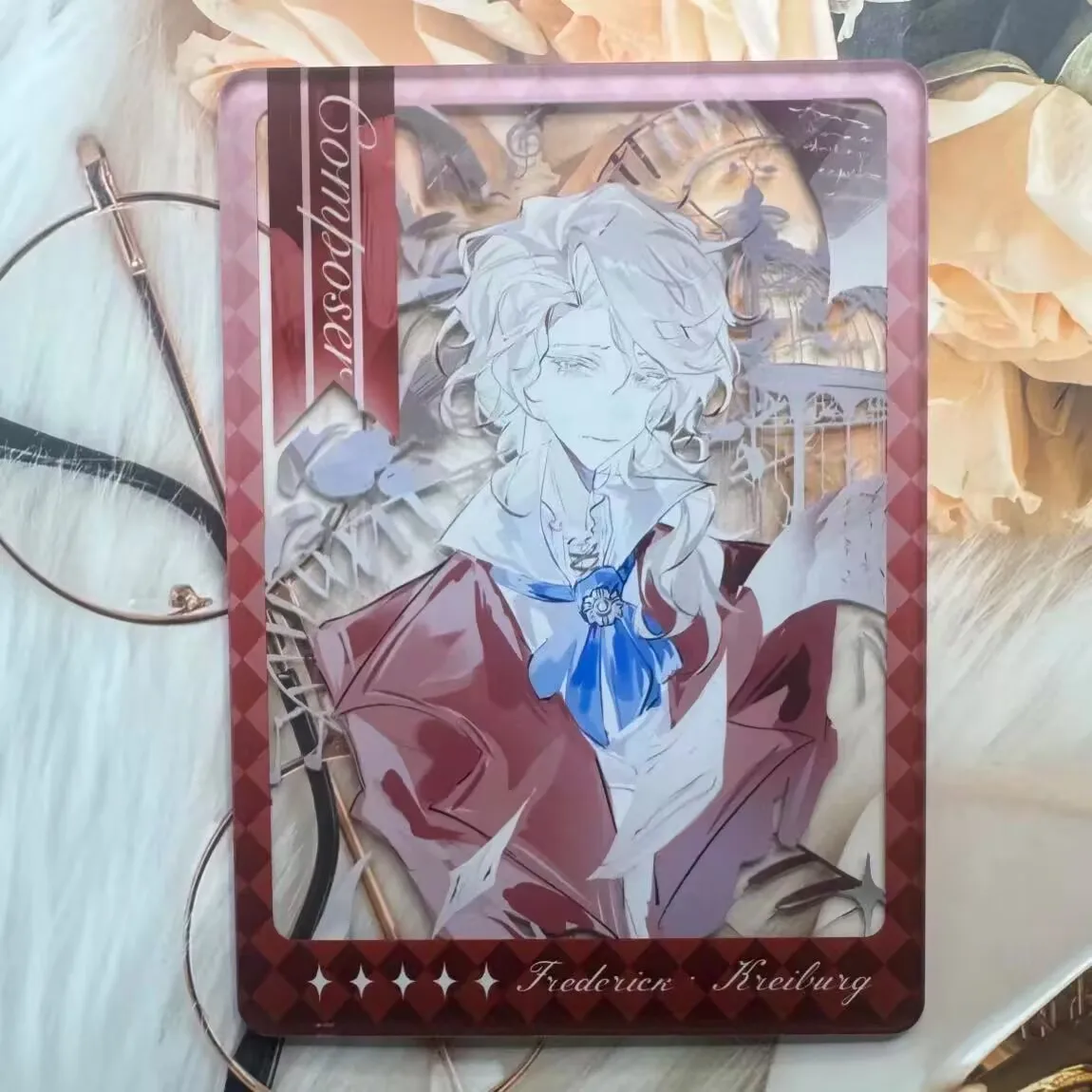 「Identity V」のアクリル製スタンディングサインと「Composer, Knight」の新しいインスタイルの装飾アイテムを囲む透明カード