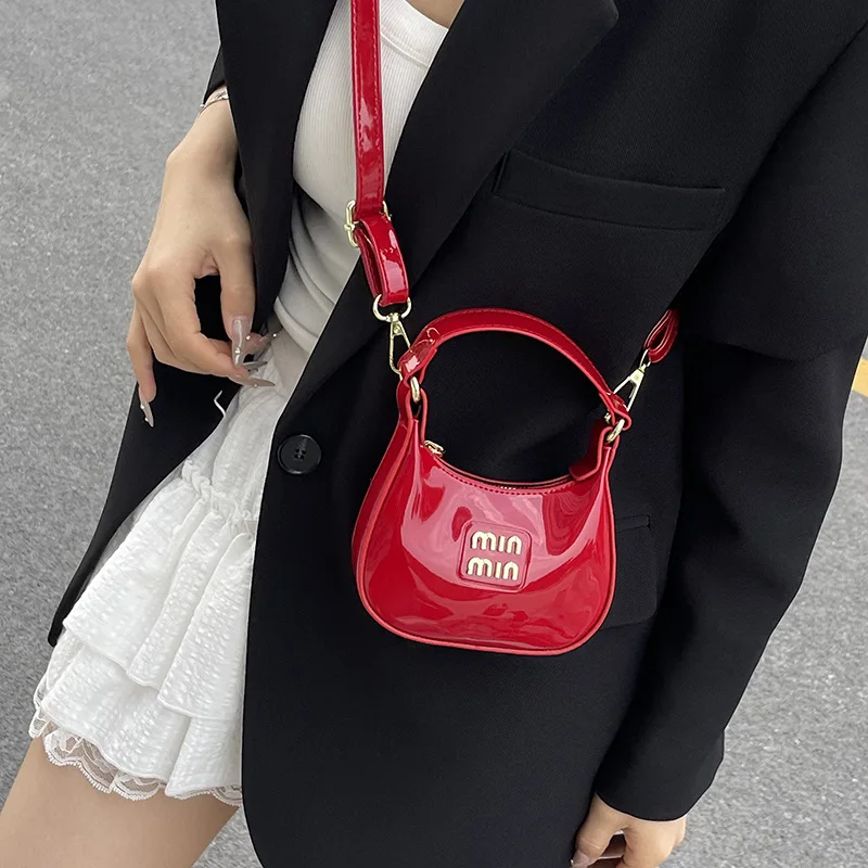 Ретро-сумка подмышки 2025 года — глянцевая лакированная кожа, регулируемый ремешок, компактная женская сумка через плечо, модный повседневный аксессуар