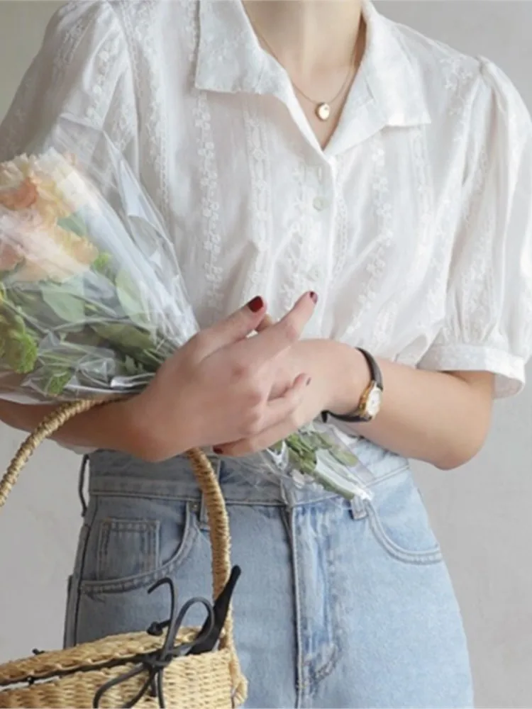 

Блузка с цветочной вышивкой для женщин, корейская однобортная рубашка с объемными рукавами, лето 2025, новые модные повседневные простые рубашки, топы