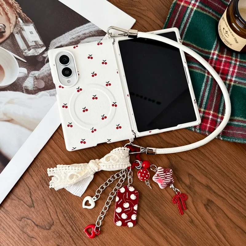 Stylowy futerał z magnetycznym wzorem wiśni, uchwytem w kształcie serca, zawieszką w formie kokardki i paskiem do Samsung Galaxy Z Fold 8. — zdjęcie produktu 2
