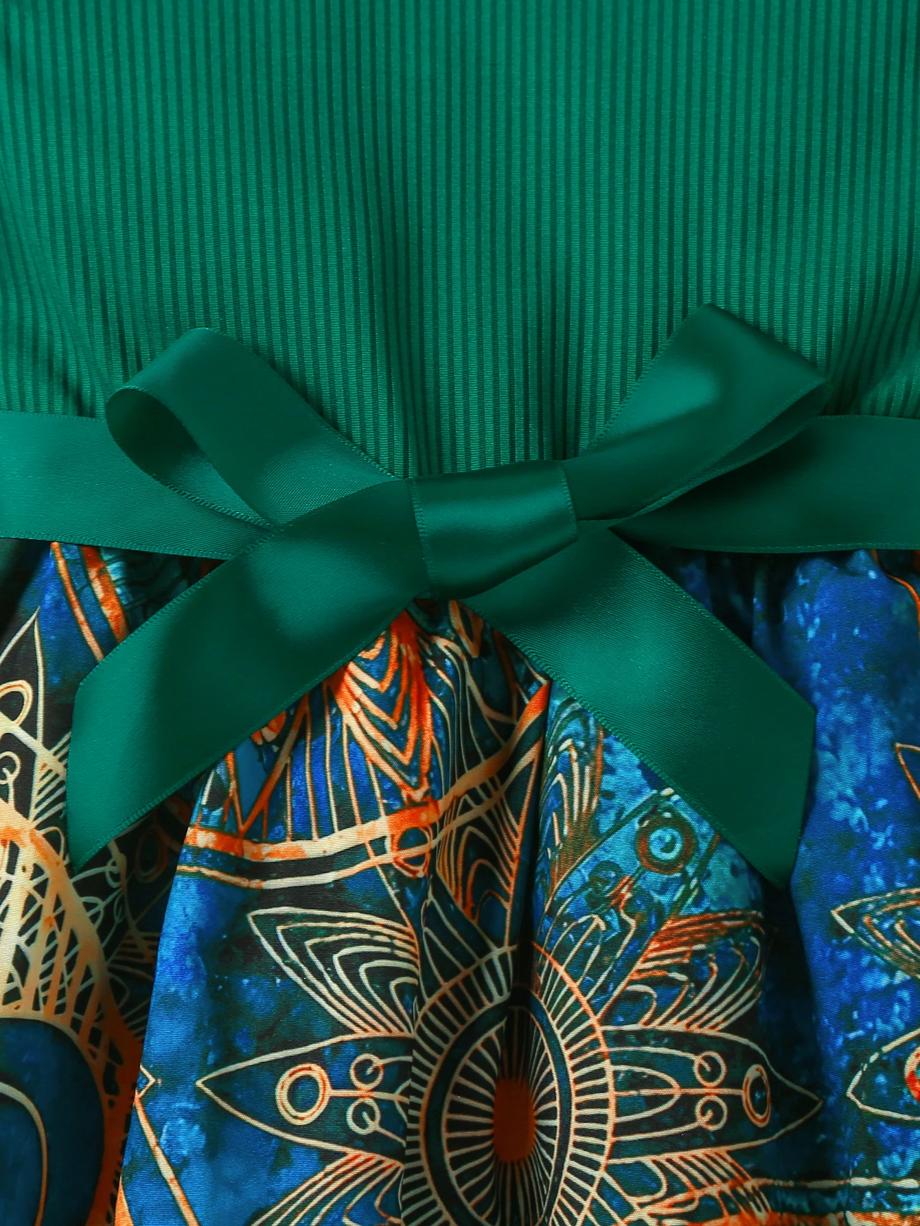 Sommerliches Mädchenkleid mit Rundhalsausschnitt und Pfauenmuster, modisches Kleidungsstück, geeignet für Freizeitkleider für Mädchen im Alter von 2 bis 7 Jahren. – Detail 4