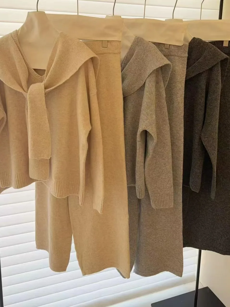 سترة محبوكة فضفاضة بياقة على شكل V على الطراز الكوري، سترة نسائية أنيقة، شال، بنطلون واسع الساق، طقم خريفي من ثلاث قطع عصري