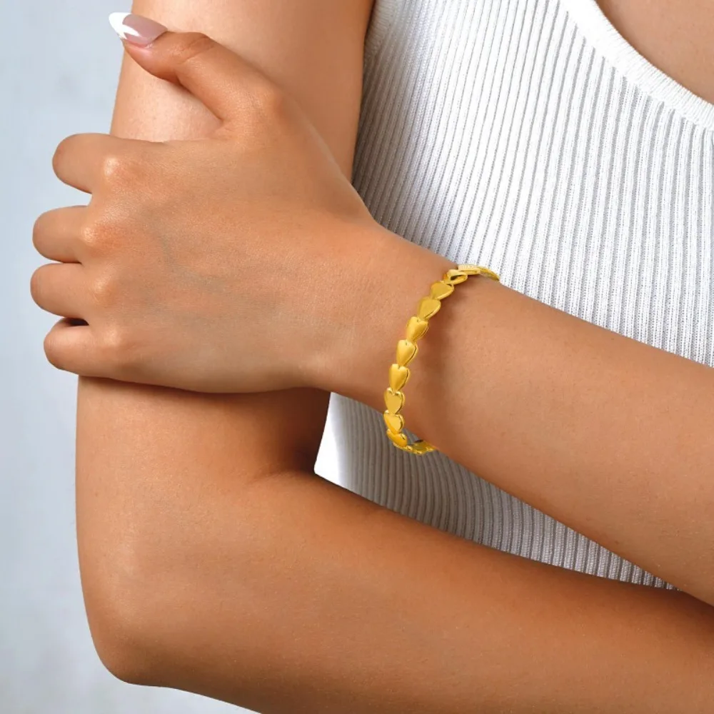 1 Piece of Fashionable and Simple Retro-Style Heart-Shaped Open Bracelet, Easy to Wear, Non-Fading, Hypoallergenic, Versatile Accessory for Daily Commuting, Preferred Gift for Valentine's Day and Birthday